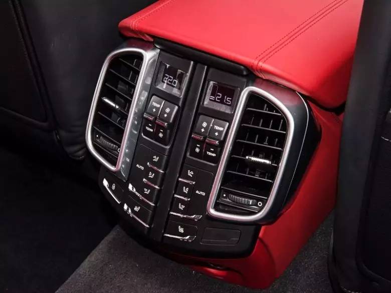 小伙30万买个二手保时捷,小伙花30万买了一辆法拉利