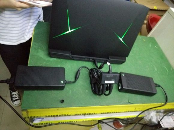 这一刀价值过万！用了够吹一年的牛，直播土豪拆机神舟本