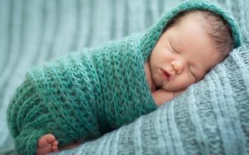 碰了新生儿脑门有事吗,婴儿囟门碰了会影响到智力吗