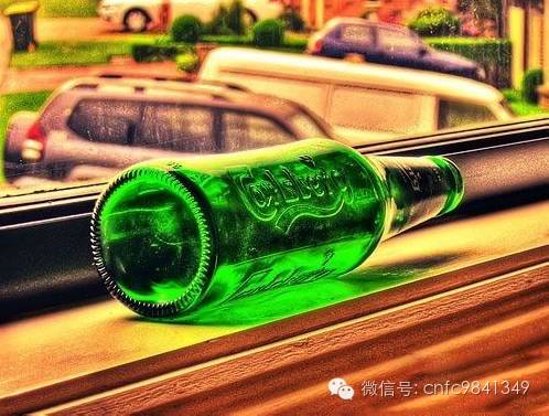 女友要颗玻璃种帝王绿戒指,穷小子竟然用啤酒瓶底做出来了。