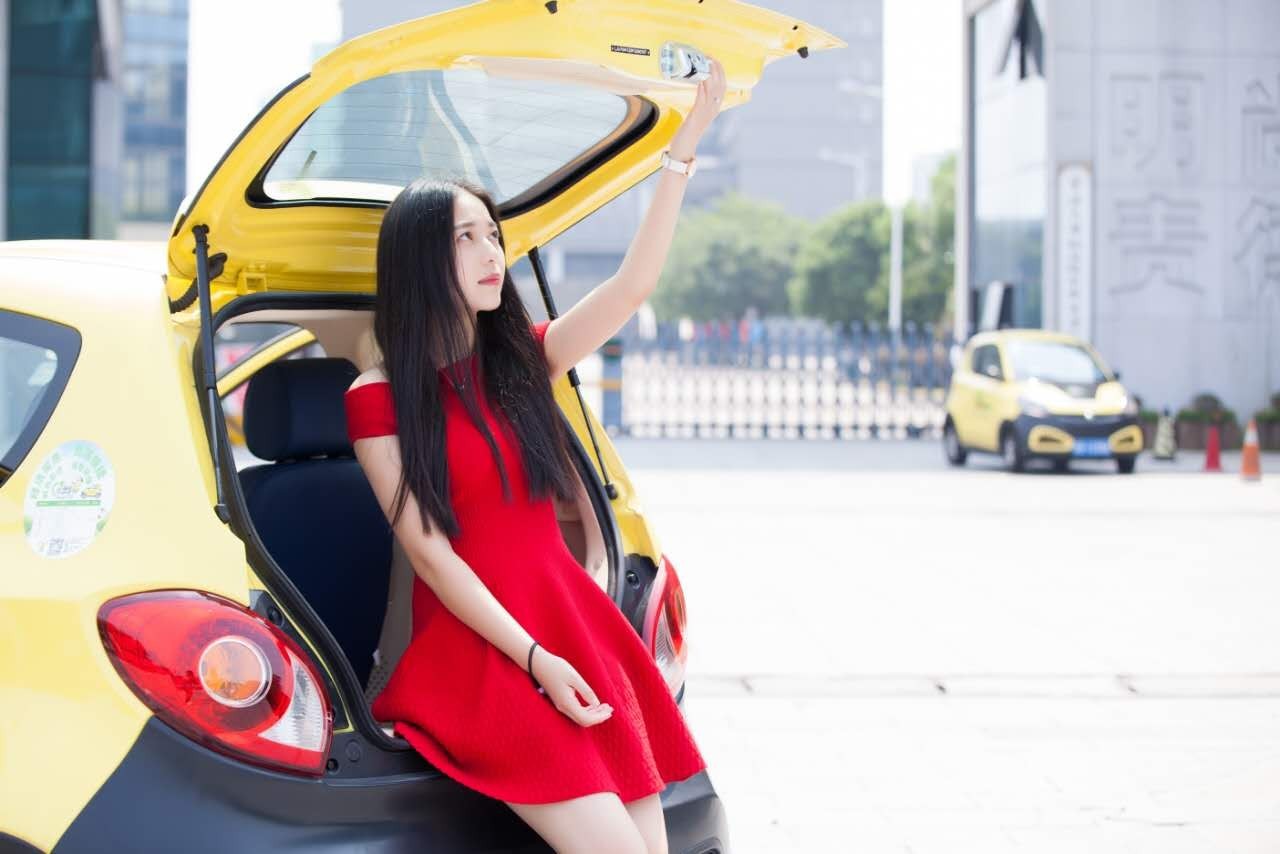 第一波中奖老师出炉啦：美女老师开小灵狗，美萌美萌的哦！