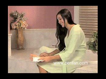 趁闺蜜玩手机,把脚皮给她尝尝