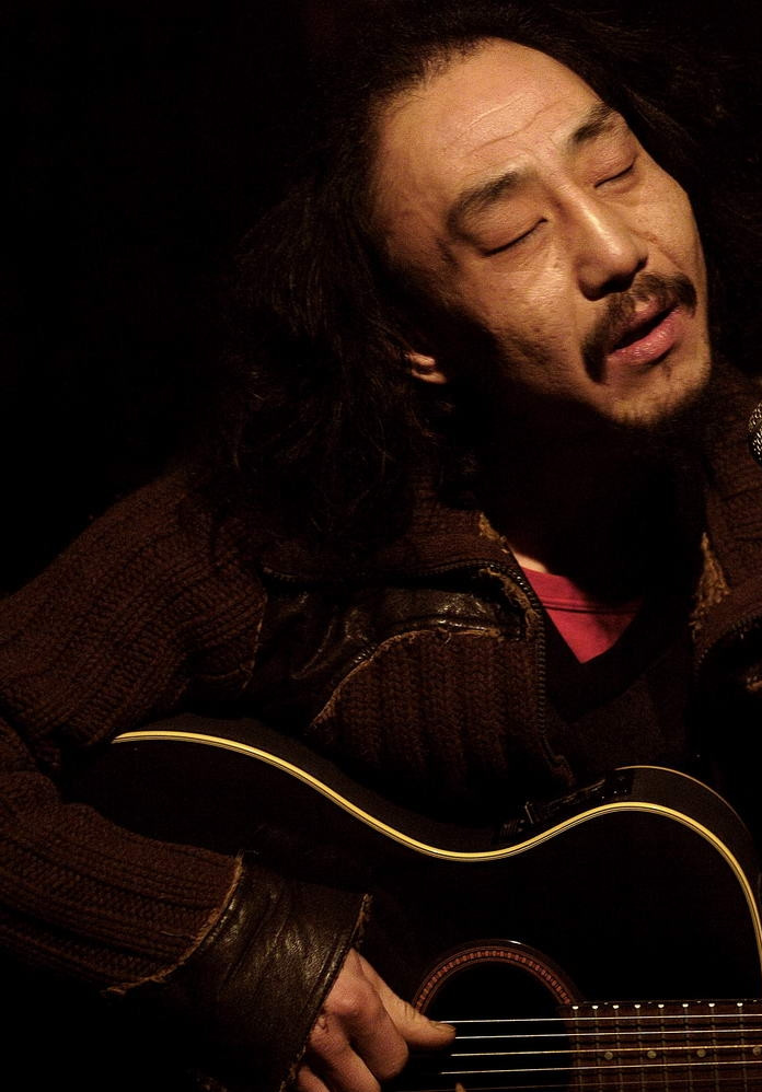 这个看起来疯癫的老头，是“摇滚鼓王”的哥哥，中国民谣界的传奇