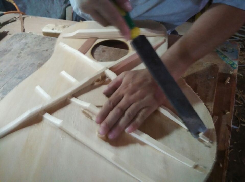 （多图）你很难猜到做一把普通木吉他居然要......