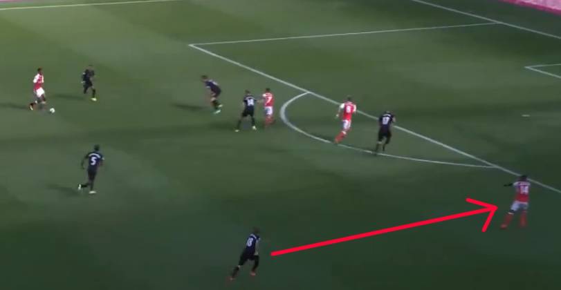 在足球场上如何打好边后卫,足球地带边锋怎么样