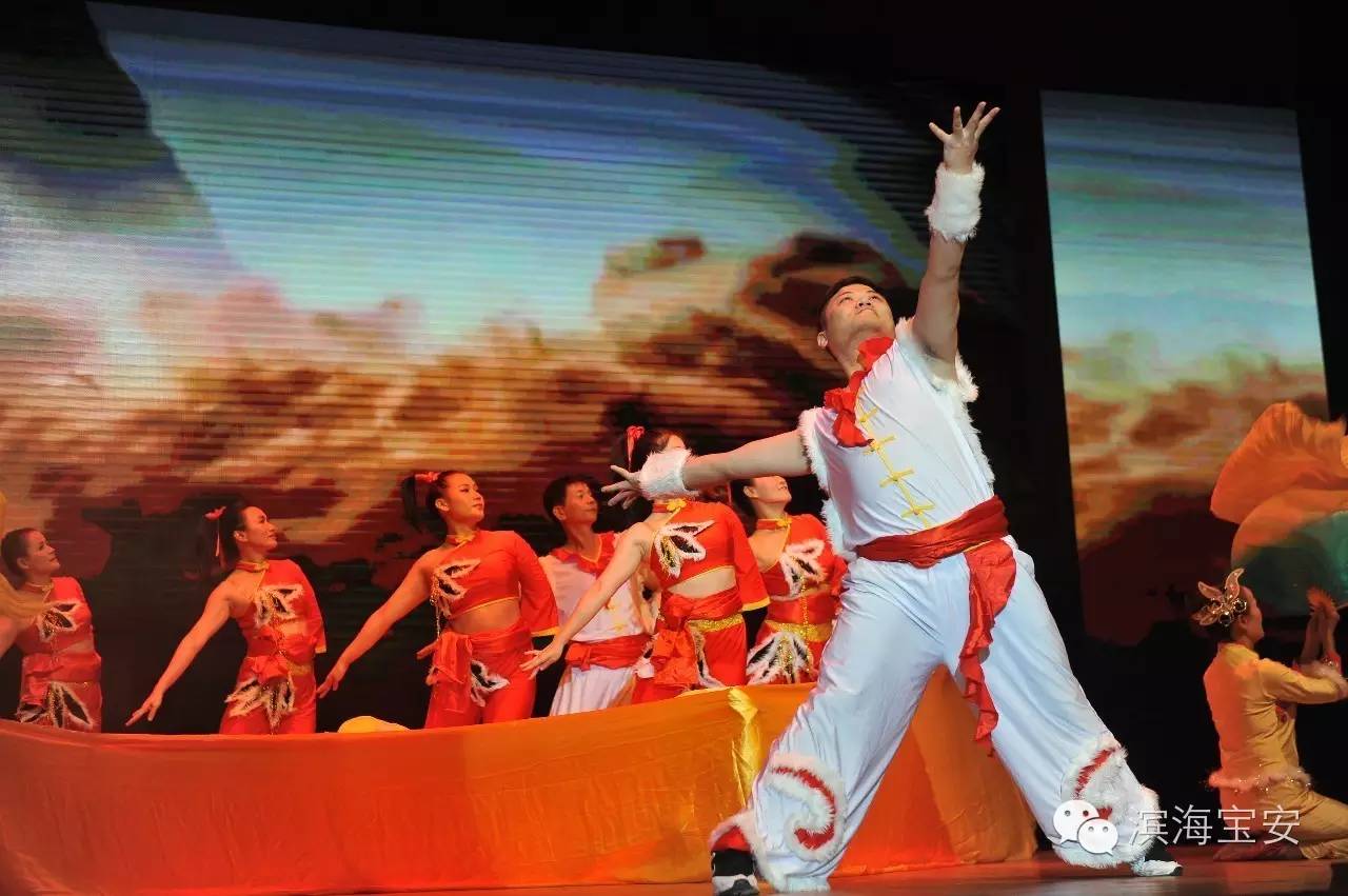 昨天，松岗人体验了一把公共文化服务带来的阳光雨露......