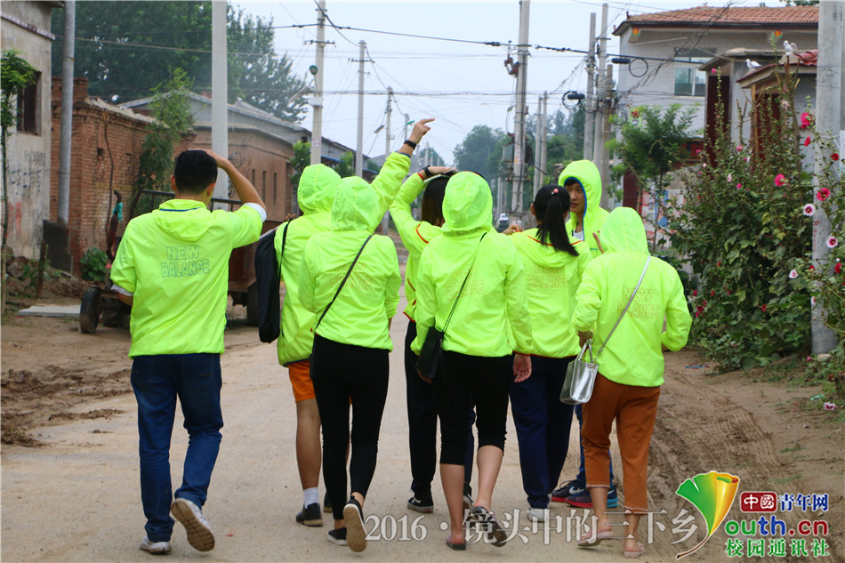 聊城大学学子文化下乡服务国学经典“邮递员”