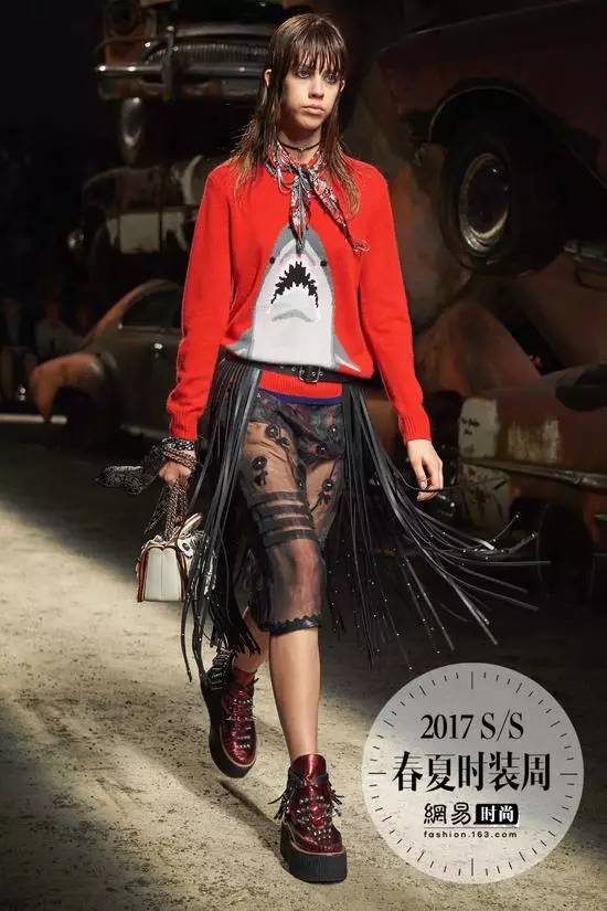 李易峰唐嫣穿“情侣装”同台看秀 不要太养眼哦~