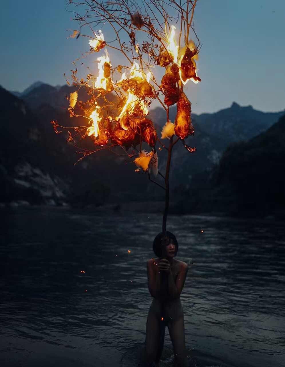 神思远丨少女有一些神性，不近人世肢体完美