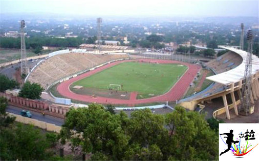 非洲足球场一览,看后很纳闷儿,人家怎么能出球星呢