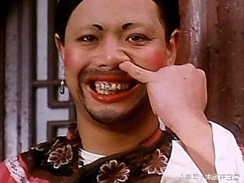 苑琼丹曾经是星爷的丑角专业户,星爷电影里的丑角面无表情