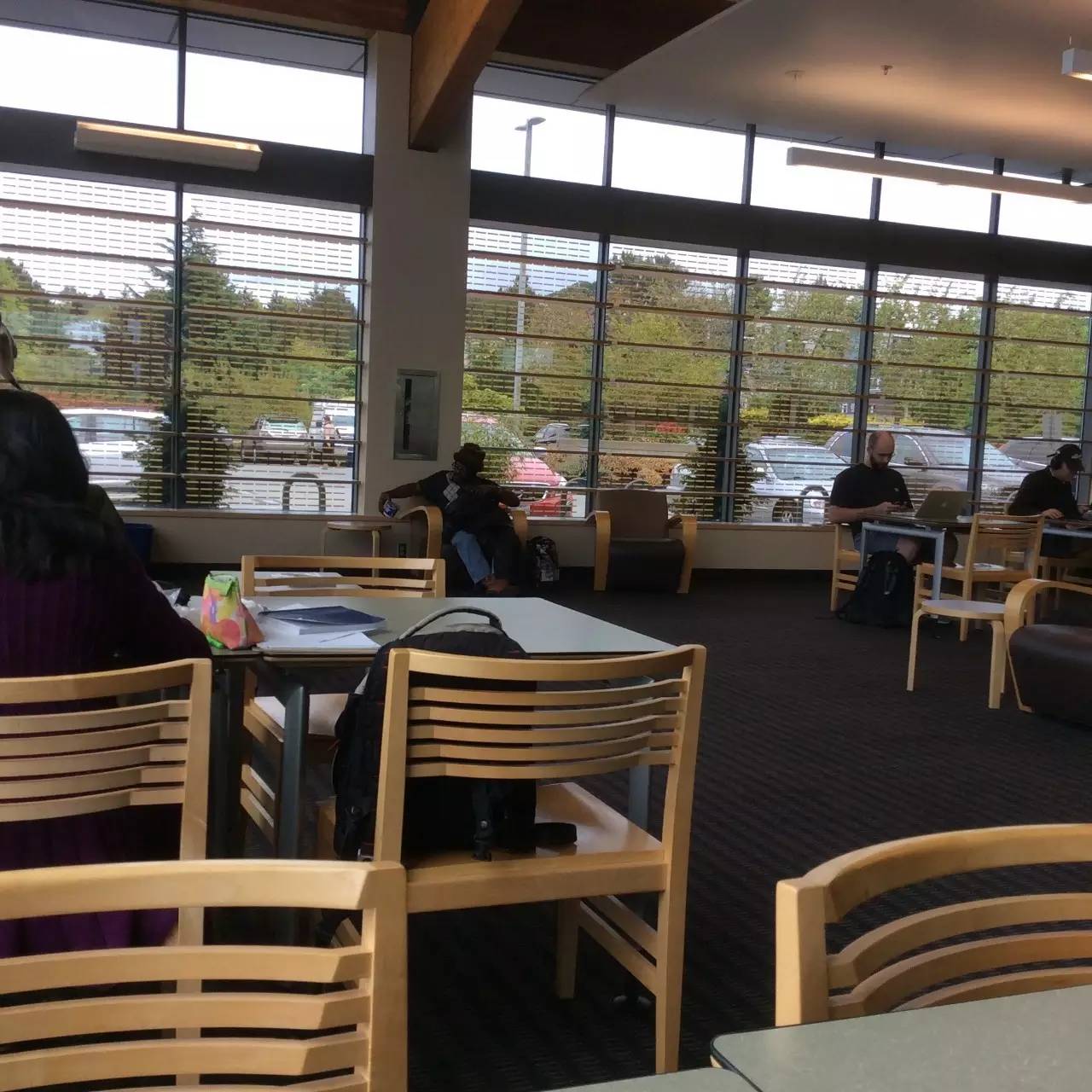 小城KirkLand——当宝马i8车主遇上流浪汉