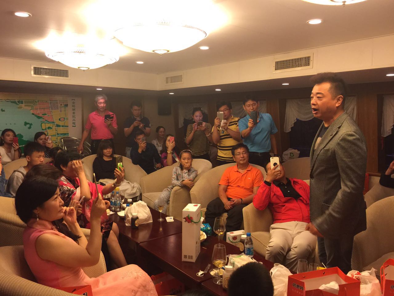 烟雨中秋夜，欢乐船上游