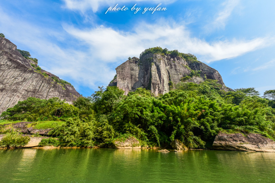 一溪九曲碧涟漪，人间仙境在武夷
