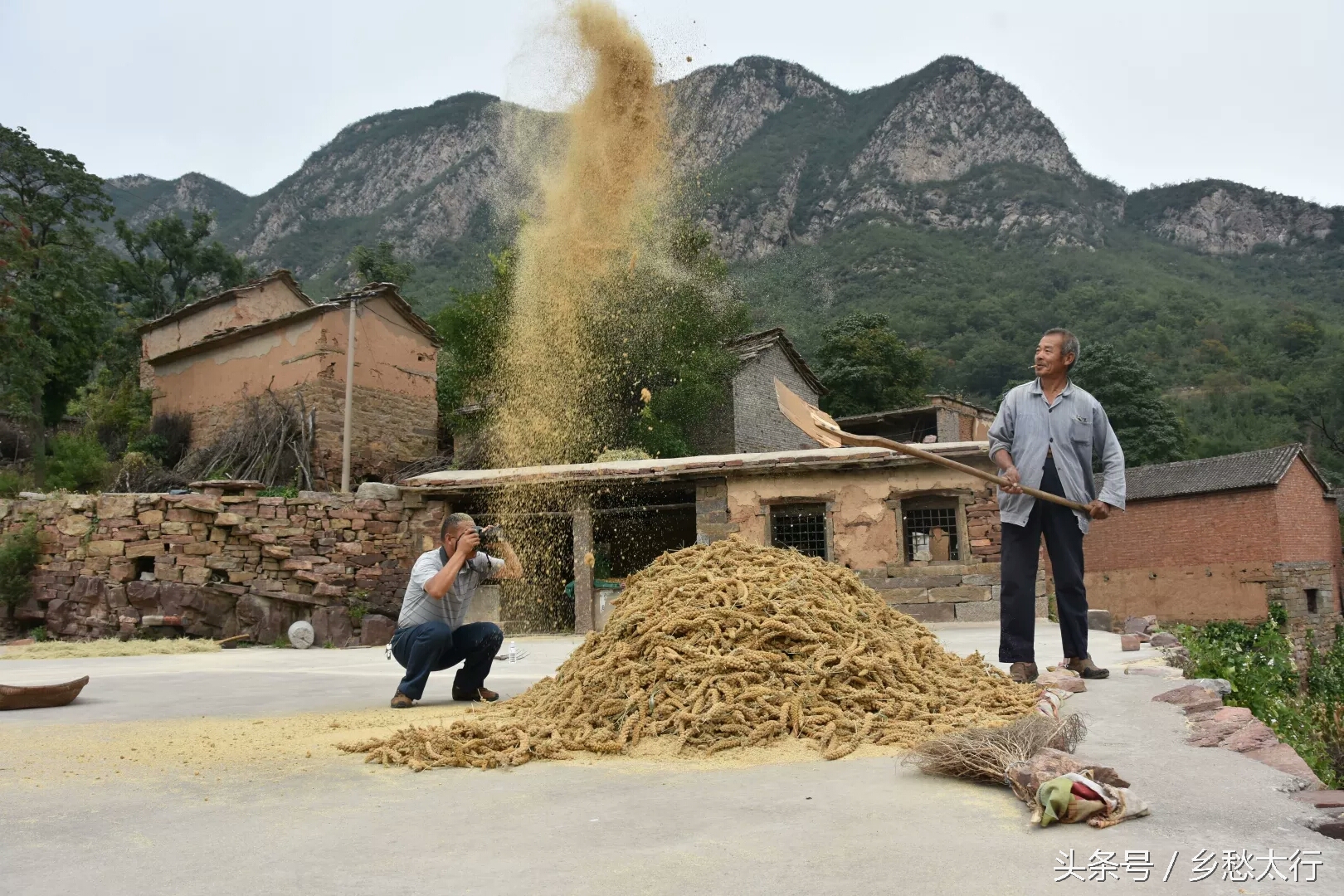 咱村来了摄影师，俺也去瞧瞧