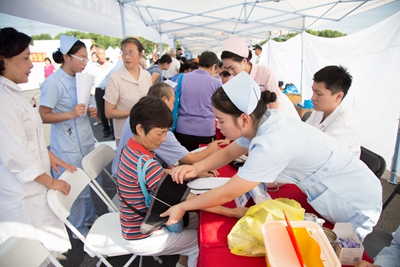 蓝十字脑科医院华漕镇旅游购物节为市民送健康