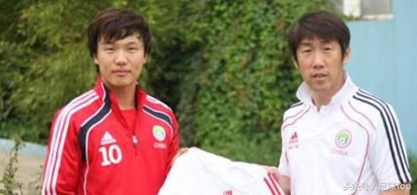 国足过人踩球被失误gif,国足5:1马来西亚gif