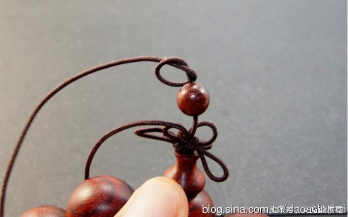 单股弹力绳手串收尾打结图解,穿手串的方法视频教程