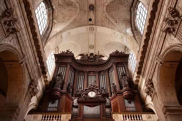 弹奏管风琴音乐的特点,弹奏管风琴