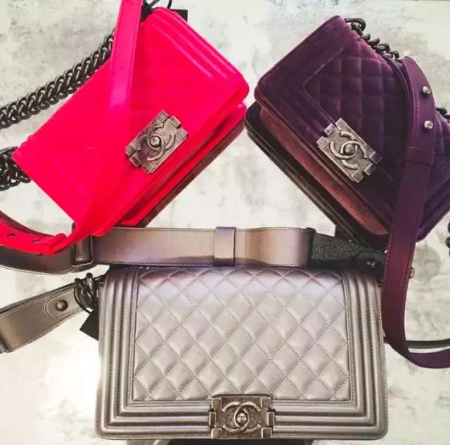 她颜值普通，又矮又穷，但奢侈大牌抢着送她包！