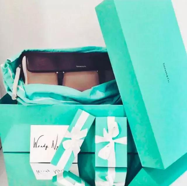 她颜值普通，又矮又穷，但奢侈大牌抢着送她包！