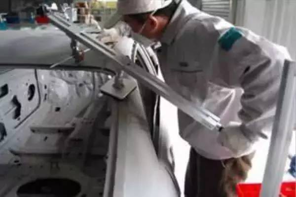 汽车钣金漆面有点凹怎么修,什么是汽车钣金凹凸怎么修复