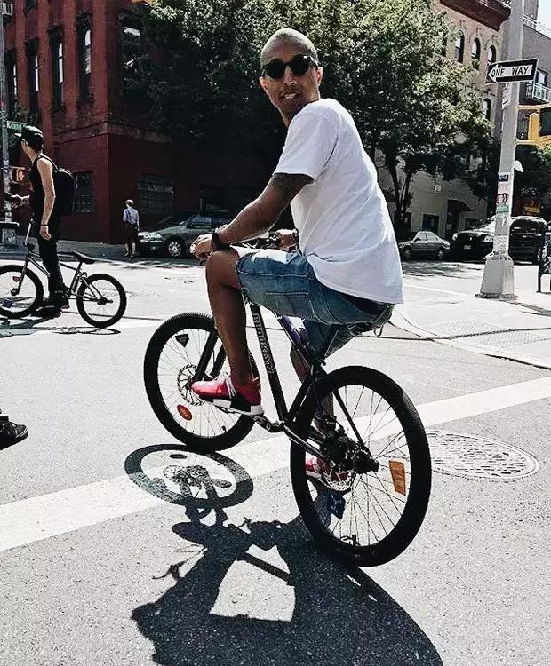 欧美高级感球鞋穿搭,明星们的球鞋穿搭