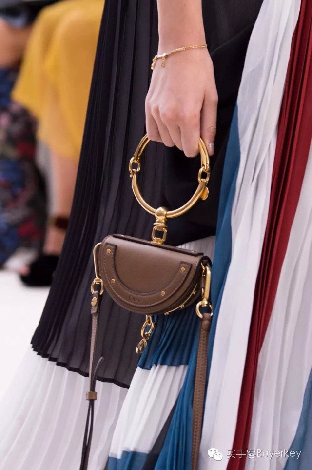 手拿包女推荐真皮徽章款,新款女士手拿包百搭大容量