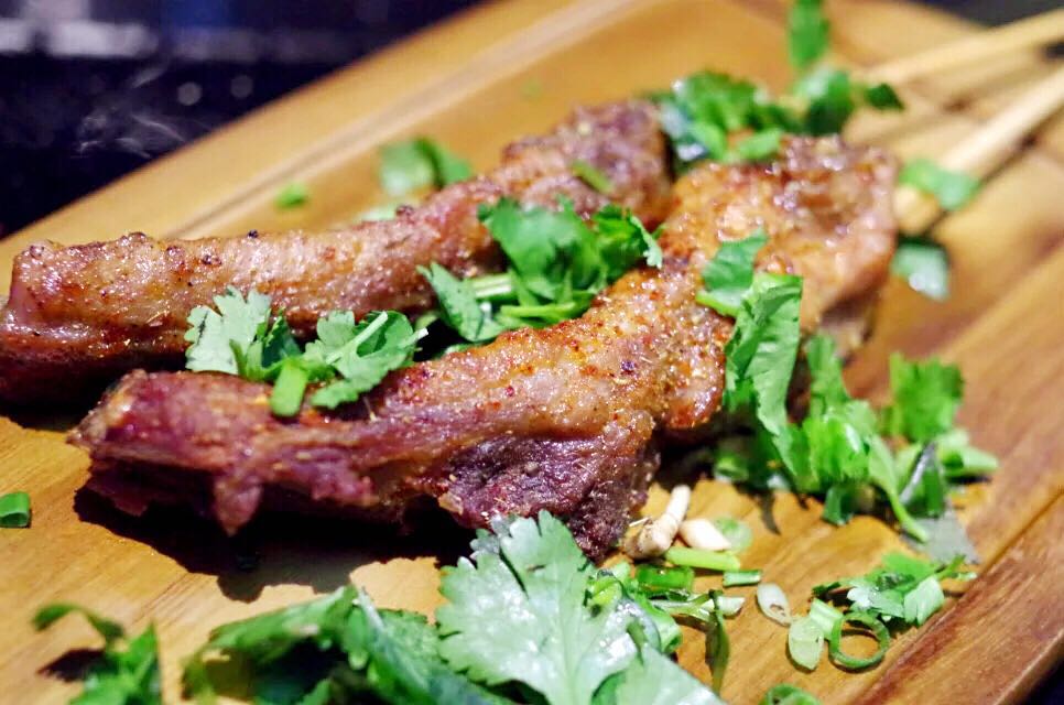 山洞里面吃烤肉,去深山老林烤串的最好地方