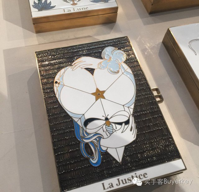 手拿包女推荐真皮徽章款,新款女士手拿包百搭大容量