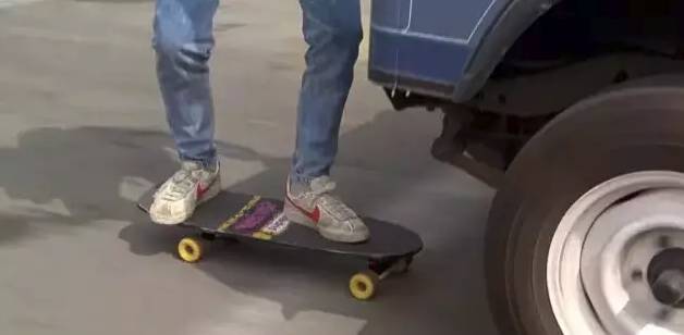 我穿着Nike去见女票，她却跟着开宝马的帅哥跑了