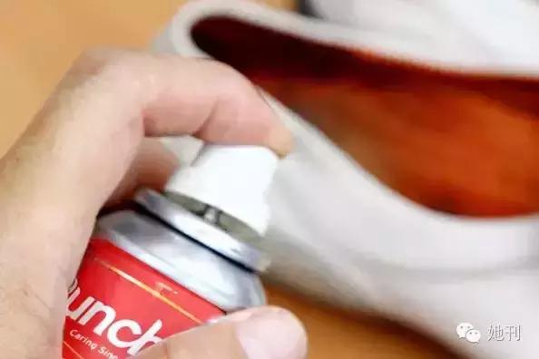 你的小白鞋脏了是怎么洗白的,小白鞋臭的小妙招不用小苏打