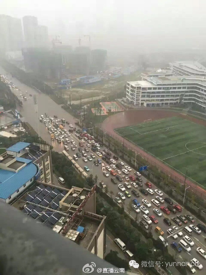 全省看雨模式开启今晨昆明堵出新境界吐槽归吐槽大家千万不要蹚水