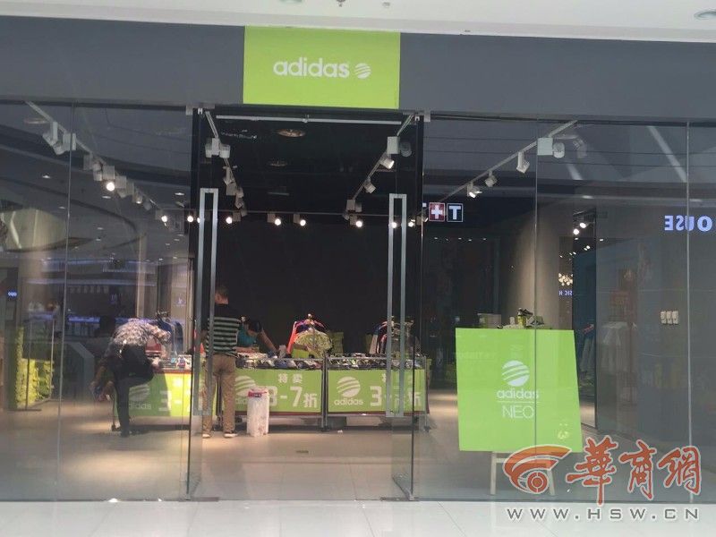 一女子商场撞到玻璃,女子逛街撞到玻璃