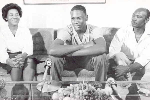 飞人乔丹个子多高,飞人乔丹逆天后仰极限身体素质