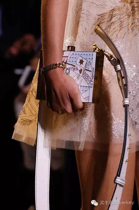 手拿包女推荐真皮徽章款,新款女士手拿包百搭大容量