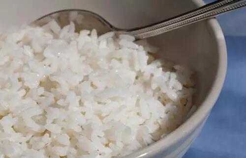 白色的衣服染上污渍怎么洗掉妙招,白色衣服沾上果汁怎么洗掉