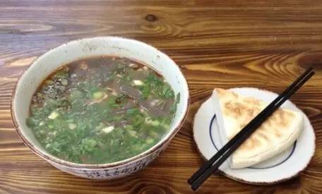 西安城墙从哪道门出去有美食街,西安城墙有个当地美食像肥肠一样