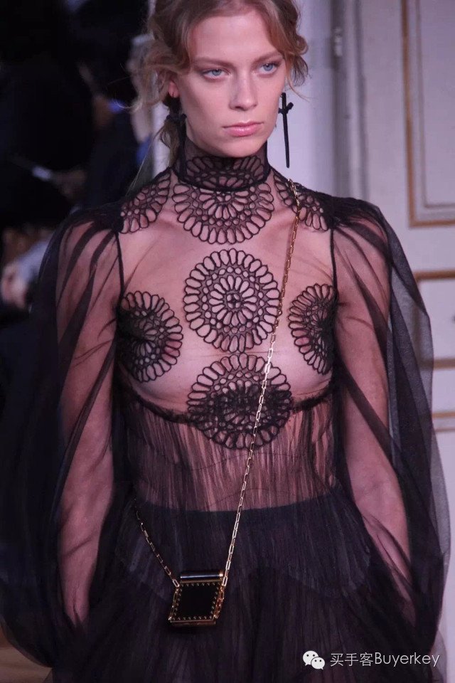 手拿包女推荐真皮徽章款,新款女士手拿包百搭大容量