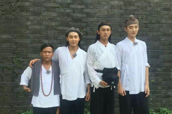 欧弟晒与宋小宝旧合影遭拆穿，网友：这张不黑满屏夫妻相咋回事