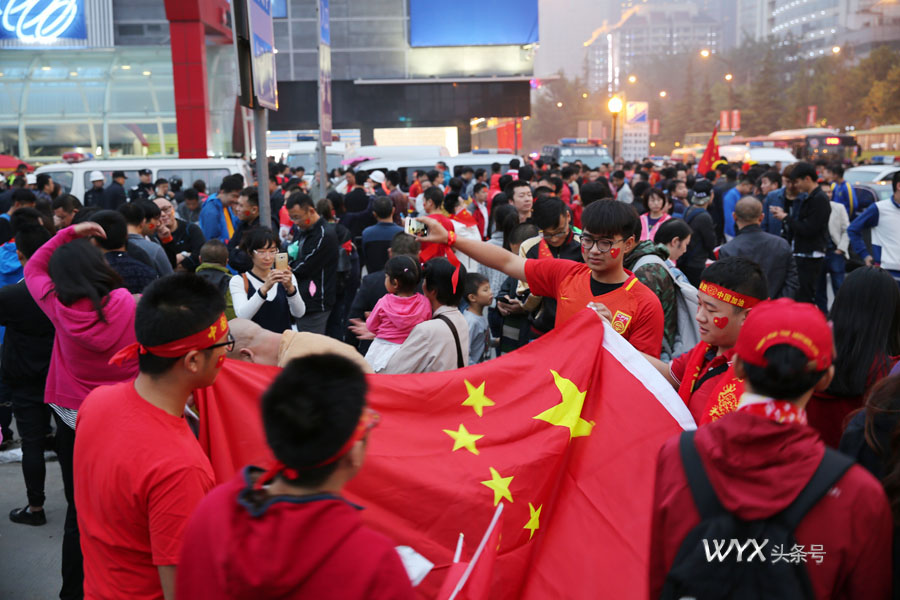 中国足球男足主场,中国男足将迎战沙特宣传海报