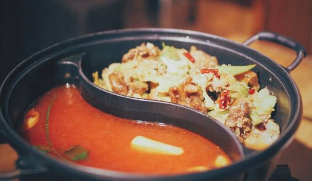 西安城墙从哪道门出去有美食街,西安城墙有个当地美食像肥肠一样