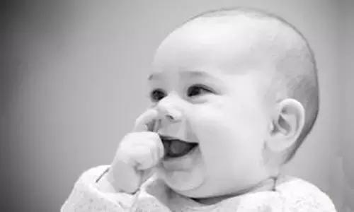 宝宝一打喷嚏就两桶鼻涕,孩子一直打喷嚏流鼻涕一年了