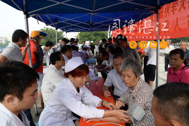 专家来到医院展开义诊,专家来县开展义诊