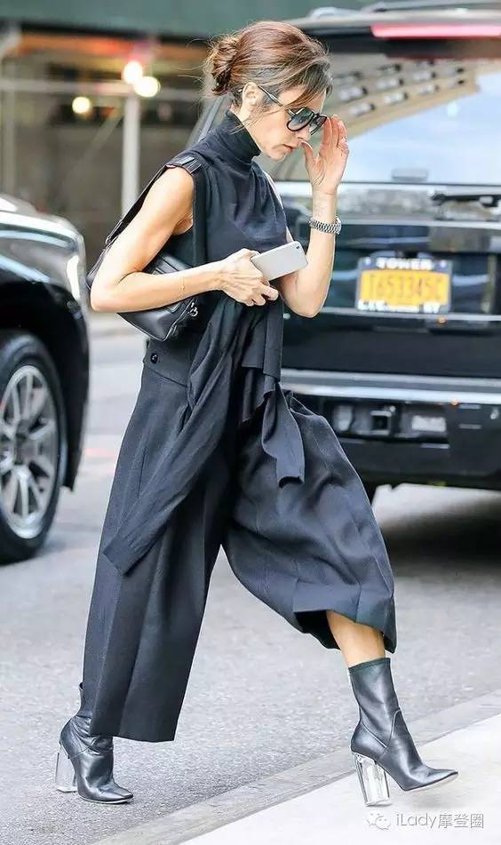 今年最火的短靴白色显瘦,2022最流行的鞋子百搭短靴