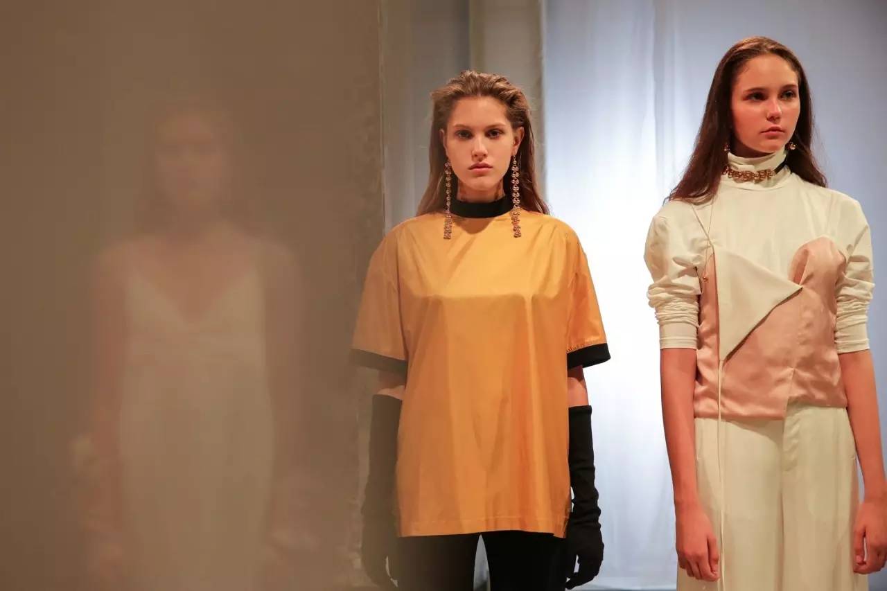 我们在上海时装周最忙的档口，“入侵”了设计师们的手机相册