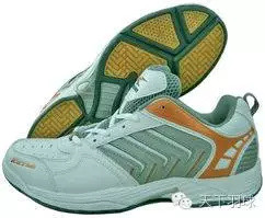 打羽毛球一定要穿羽毛球鞋吗,羽毛球鞋和羽毛球拍哪个重要