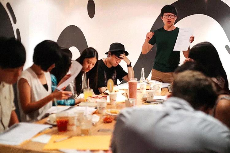 台湾的小学课本就跟绘本一样精致,现在的小学课本怎么变了