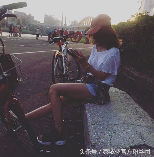 蔡依林红色丝绒运动鞋,蔡依林潮鞋