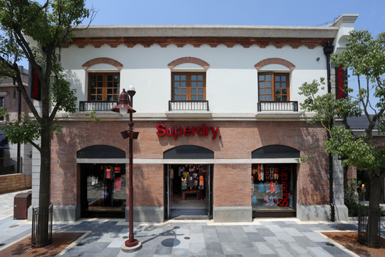 国外小众运动休闲衣服品牌 (盘点4款时尚显气质的服饰品牌)